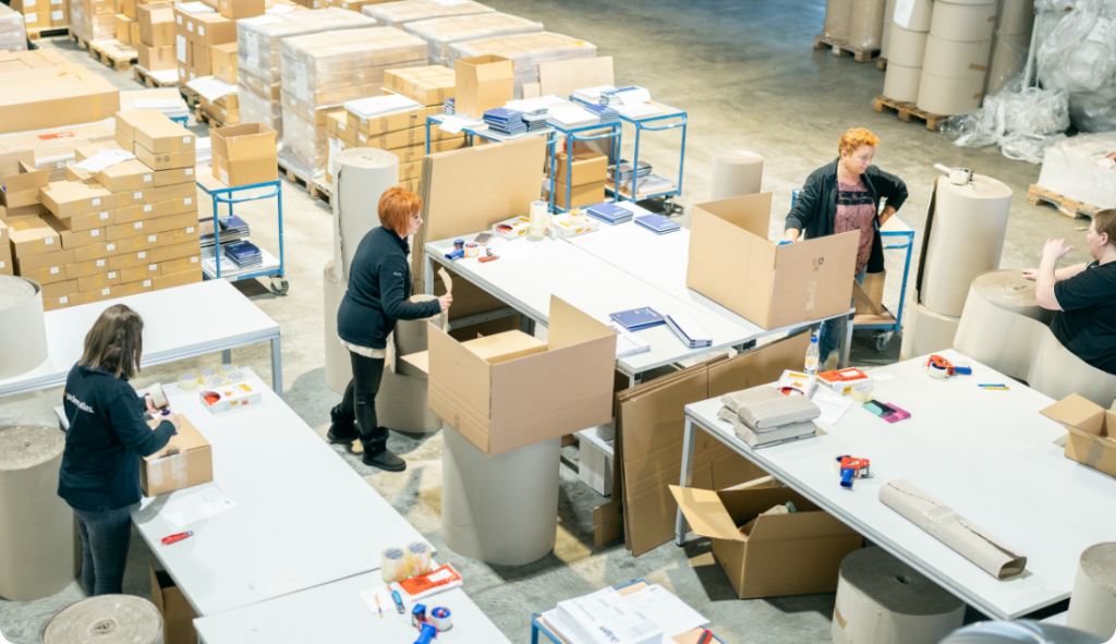 Fulfillment bei megapac: Kommissionierung, Verpackung und Versand Mitarbeitende im Lager bei Kommissionierung und Versandvorbereitung