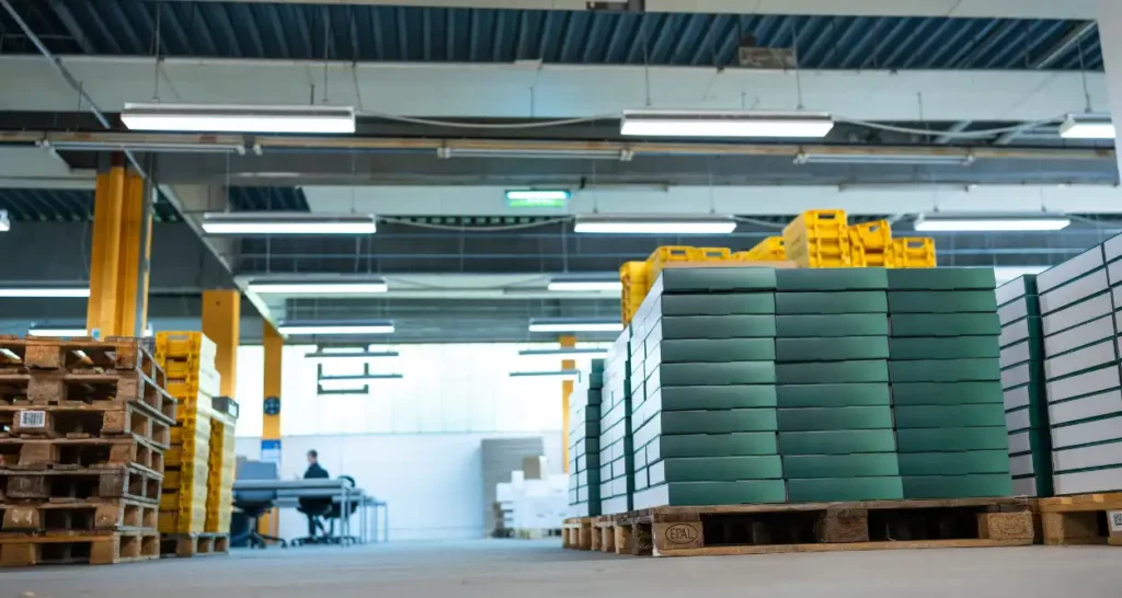  Gestapelte Kunststoff-Trays, oft verwendet für Lagerung und Transport, aber schwer recycelbar – eine weniger nachhaltige Lösung im Vergleich zu Fasergussverpackungen.
