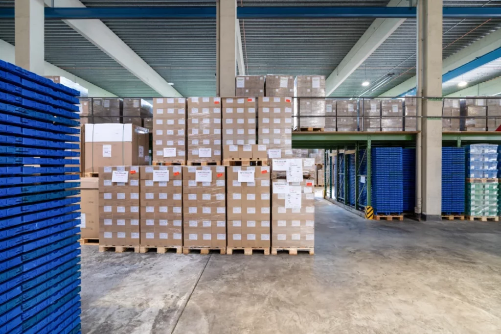 Lagerhaltung im E-Commerce Fulfillment: Strukturierte Bestandsverwaltung für schnelle Prozesse Gestapelte Kartons auf Paletten in einem Fulfillment-Lager