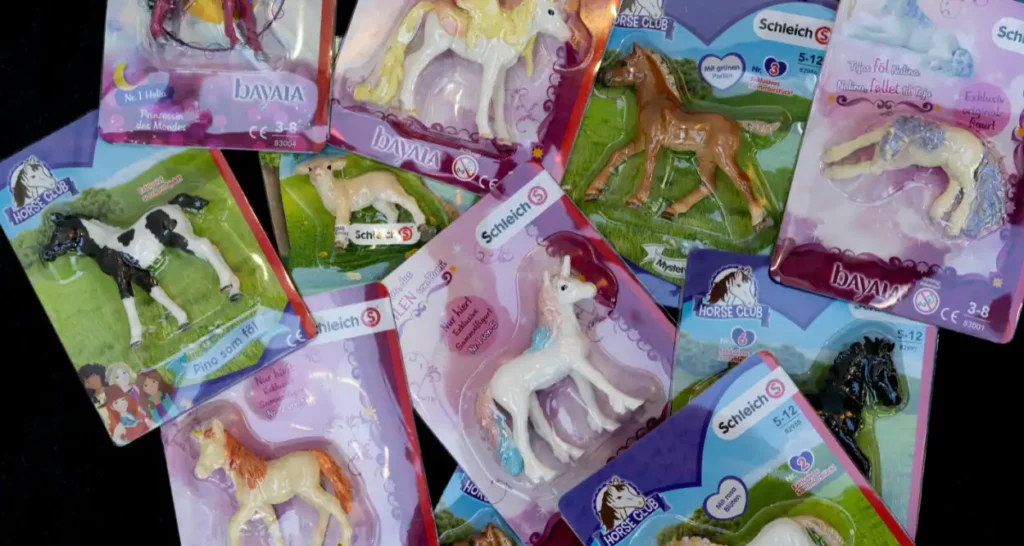 Verschiedene Schleich-Figuren in farbigen Blisterverpackungen, sortiert und verkaufsfertig aufbereitet