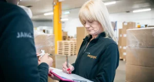 Präzise Kommissionierung für fehlerarme Versandprozesse